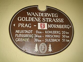 BIld: Denis Apel, Wikipedia, https://commons.wikimedia.org/wiki/File:Weiden_i.d.OPf._Schild_Wanderweg_Goldene_Stra%C3%9Fe.JPG