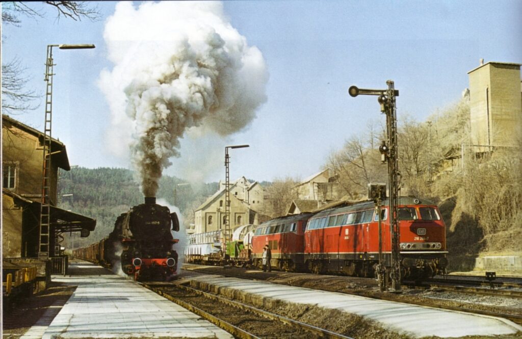 Eine Dampflok am Bahnhof Hartmannshof