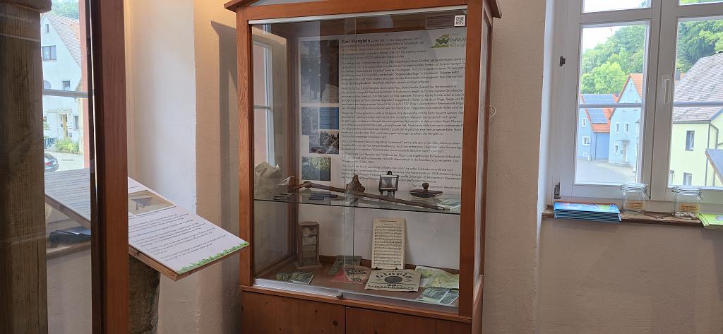 Vitrine zu Carl Wenglein, Begründer des Wengleinparks im Gemeindeteil Eschenbach