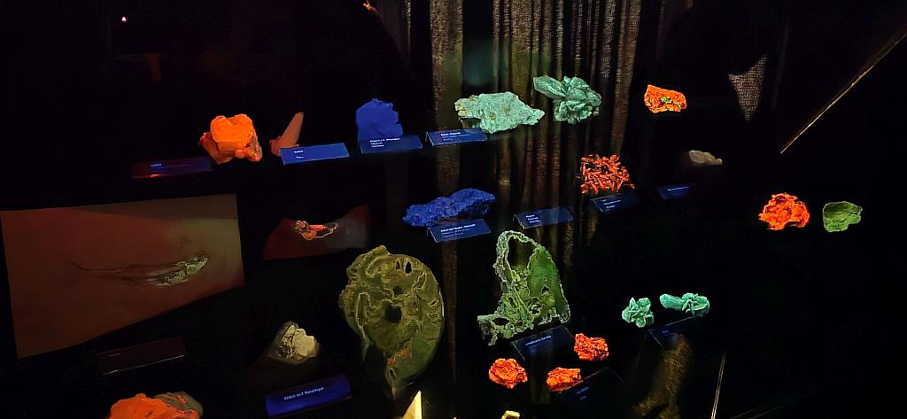 Fluoreszierenden Mineralien und Kristalle in der Dunkelkammer