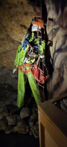 Ein Höhlenkundler in seinem Schutzanzug