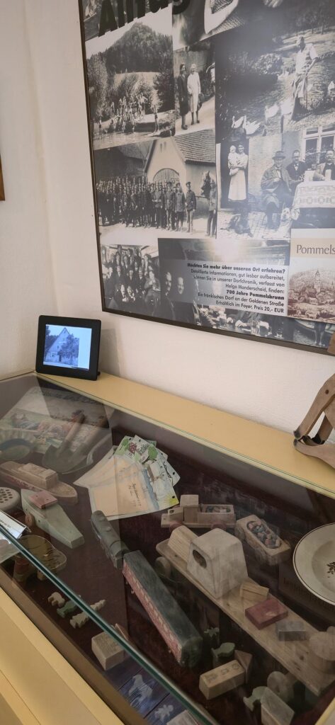 Vitrine im Heimatraum mit alten selbst gebautem Kinderspielzeug