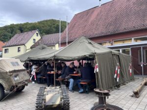 Gäste im US-Army Zelt