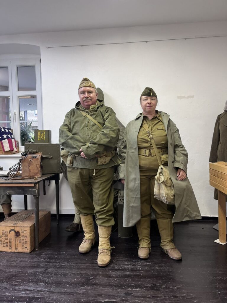 historische GIs besuchen das Museum